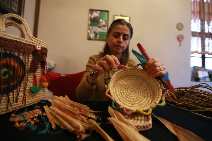 Mısır yaprağı ve kındıra otunu hediyelik eşyaya dönüştürüyor