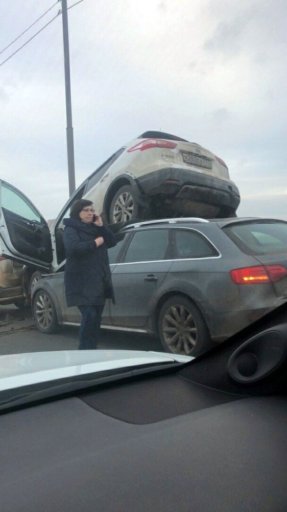 Rusya’da kaza yapan araçlar üst üste çıktı