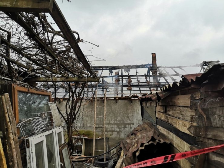 Sakarya’da evde çıkan yangında yaşlı çift yaralandı