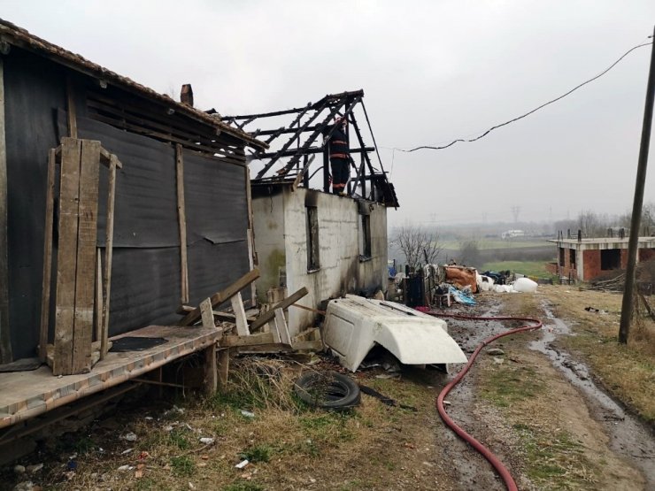 Sakarya’da evde çıkan yangında yaşlı çift yaralandı