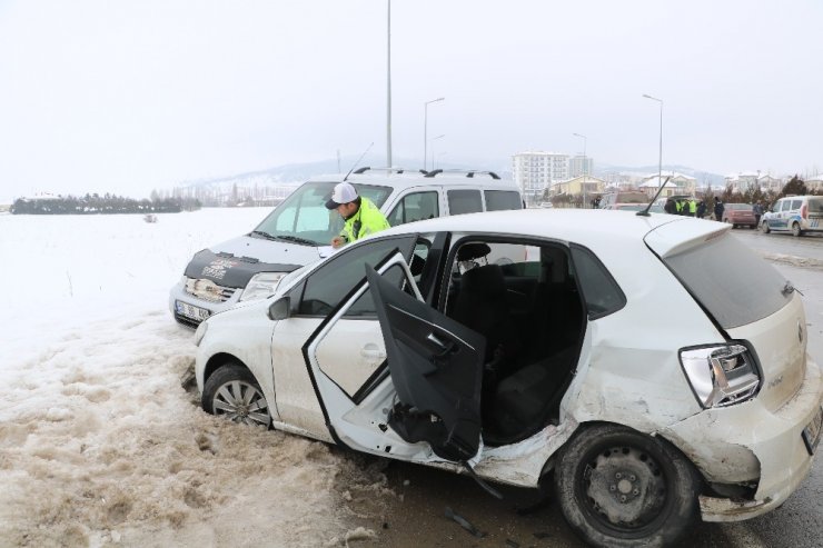 Sivas’ta zincirleme trafik kazası: 2 yaralı