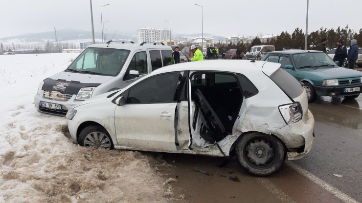 Sivas'ta zincirleme trafik kazası: 2 yaralı