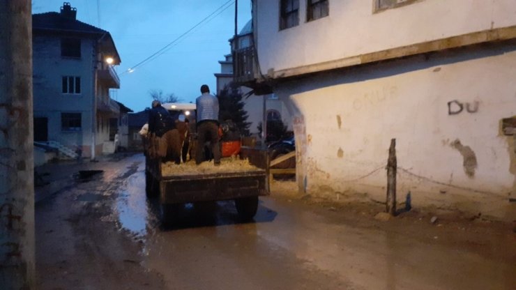 Uşak’ta barajın çatlaması nedeniyle köylüler tahliye ediliyor