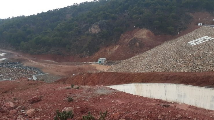 Uşak’ta barajın çatlaması nedeniyle köylüler tahliye ediliyor