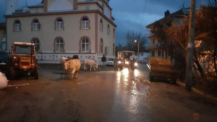 Uşak’ta barajın çatlaması nedeniyle köylüler tahliye ediliyor