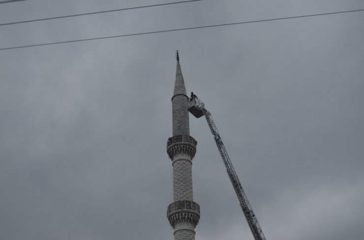Depremde hasar gören cami ibadete kapatıldı