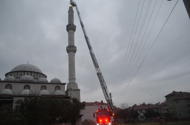 Depremde hasar gören cami ibadete kapatıldı