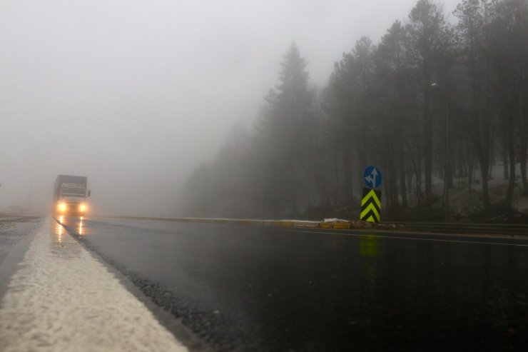 Bolu Dağı'nda sağanak ve sis etkili oluyor