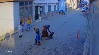Bursa’da sokak ortasında 5 yaşındaki oğlunu evire çevire dövdü