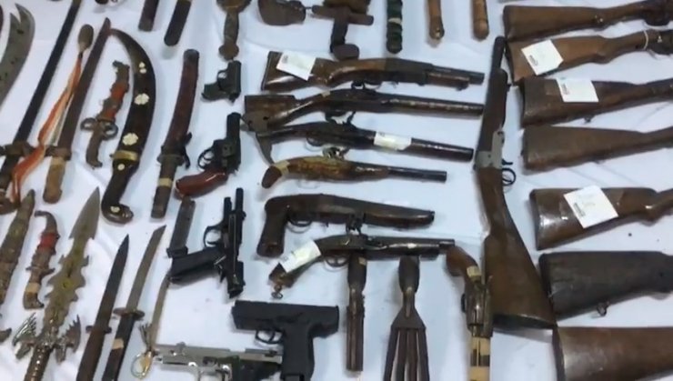 Bursa’da lastikçi dükkanından silah ve kılıç cephanesi çıktı