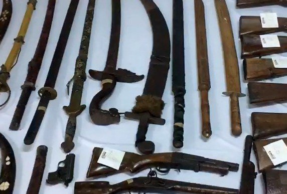 Bursa’da lastikçi dükkanından silah ve kılıç cephanesi çıktı