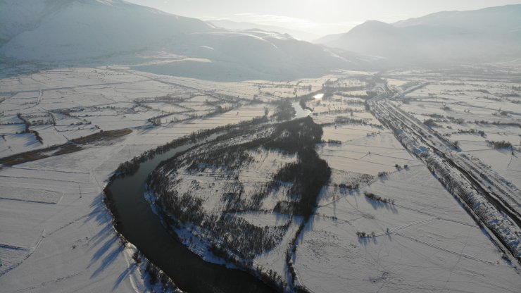 Çevresi beyaza bürünen Karasu Nehri'nin menderesleri göz kamaştırıyor
