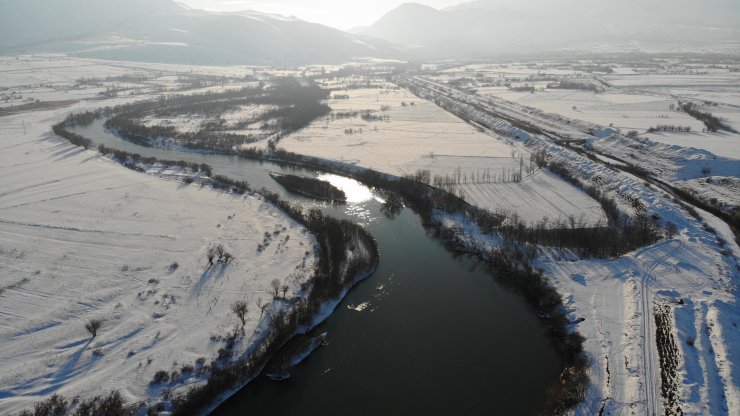 Çevresi beyaza bürünen Karasu Nehri'nin menderesleri göz kamaştırıyor