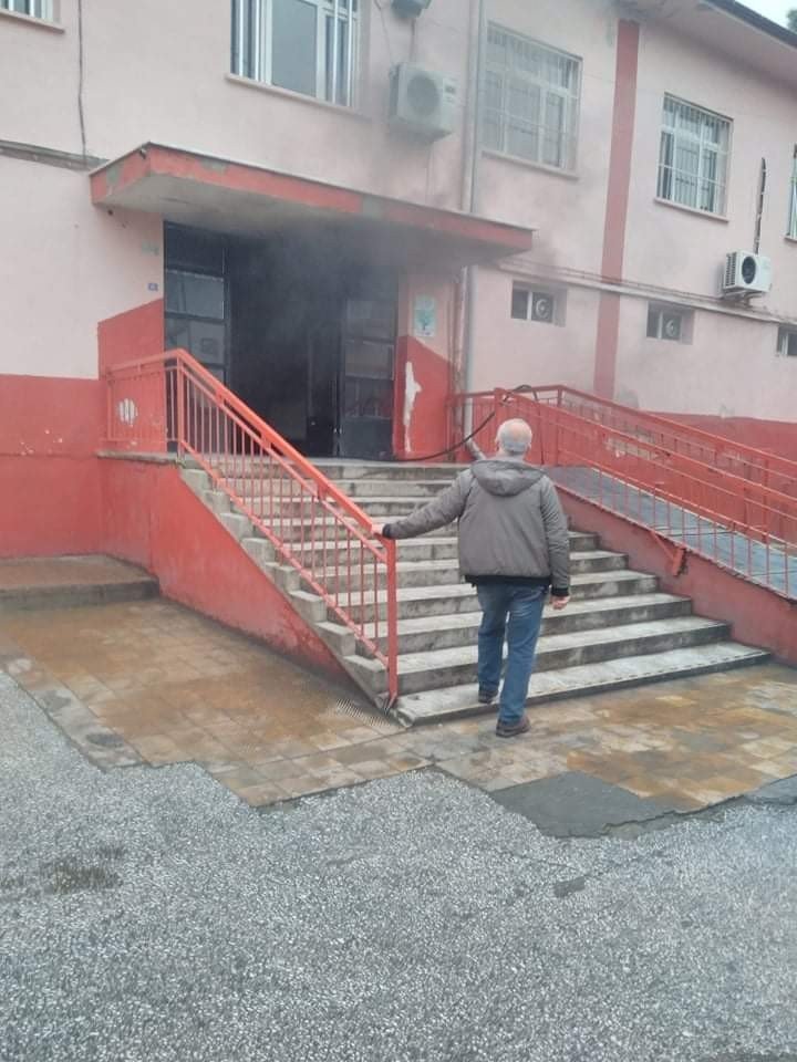Elektrik kontağından çıkan yangın okulda paniğe yol açtı