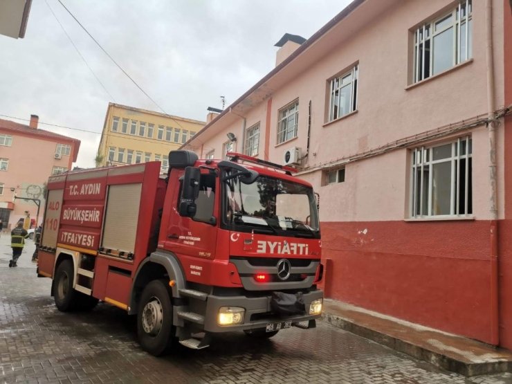 Elektrik kontağından çıkan yangın okulda paniğe yol açtı
