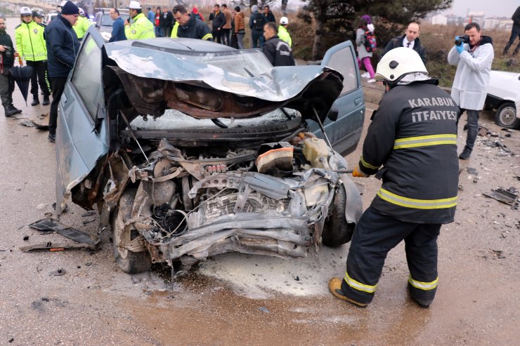 Karabük'te iki otomobil çarpıştı: 1 ölü, 4 yaralı