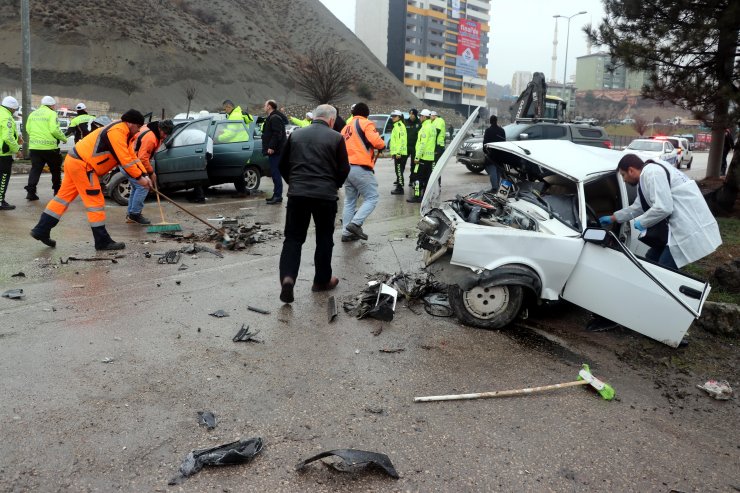 Karabük'te iki otomobil çarpıştı: 1 ölü, 4 yaralı