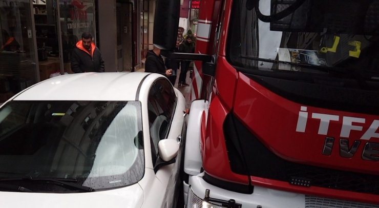 Yangına giden itfaiye araçları hatalı parklardan sokağa giremedi