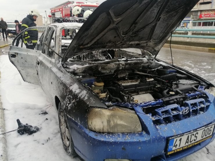 Alev alev yanan LPG’li otomobil küle döndü