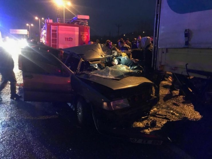 Otomobil kırmızı ışıkta duran tıra çarptı: 1 ağır yaralı