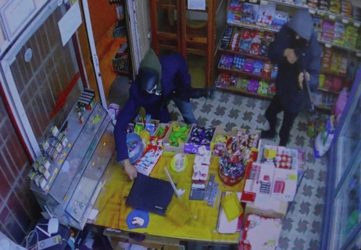 Gasbı "rüzgarlıktan" çözen polis, zanlıları "eksik evrak" bahanesiyle yakaladı