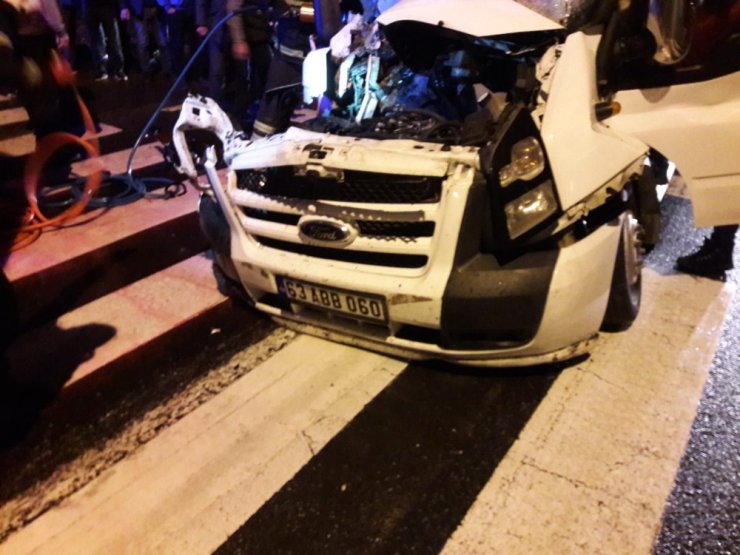 Aksaray’da minibüs tıra arkadan çarptı: 12 yaralı