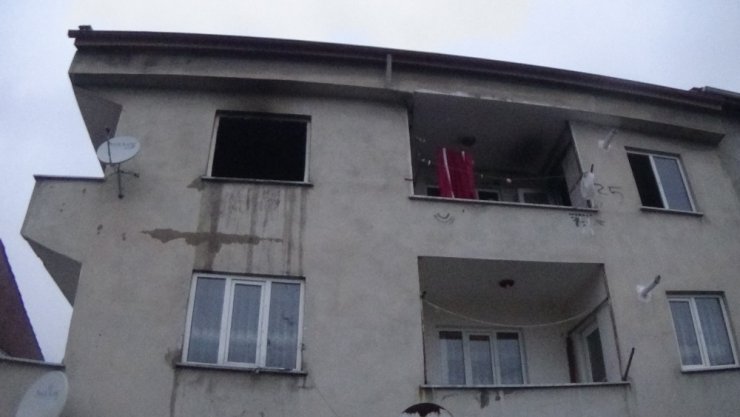 Alevlerin arasında iki çocuğu ile birlikte mahsur kaldı