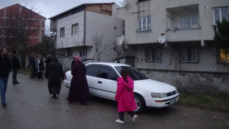 Alevlerin arasında iki çocuğu ile birlikte mahsur kaldı