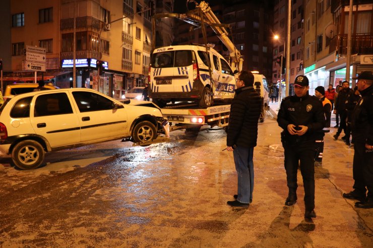 GÜNCELLEME - Denizli'de otomobilin polis aracına çarpması sonucu 2'si polis 3 kişi yaralandı