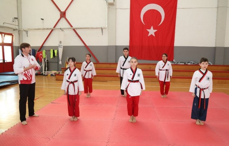Şampiyon antrenör, şampiyon tekvandocular yetiştiriyor