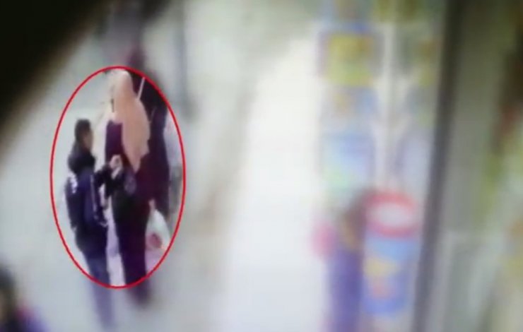 Sokakta yürüyenlerin cüzdanını çalan 12 yaşındaki çocuk kamerada