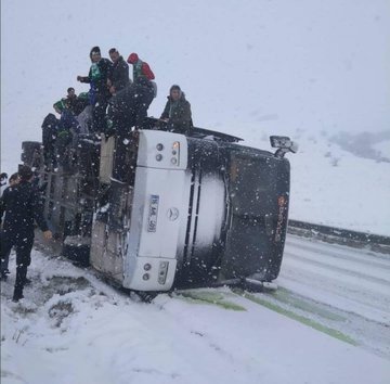 Bursasporlu taraftarların otobüsü devrildi