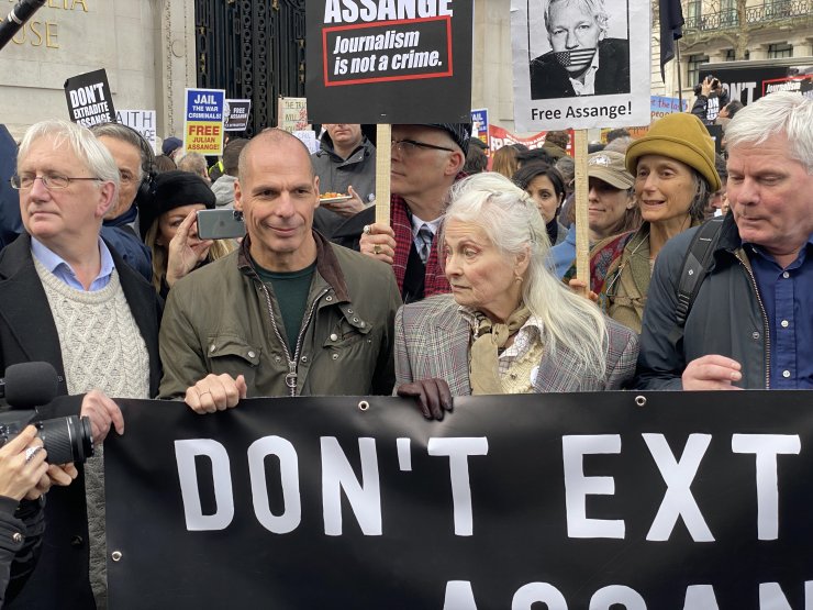 Londra'da Julian Assange'a destek gösterisi