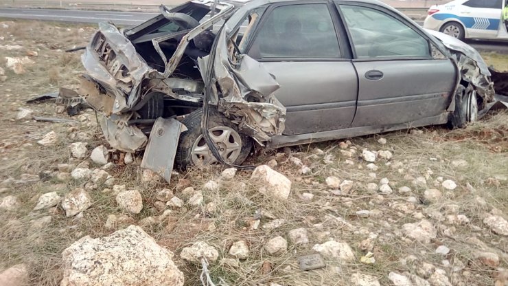 Şanlıurfa'da lastiği patlayan otomobil devrildi: 5 yaralı