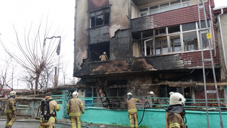 Sultangazi'de bir apartmanda çıkan yangın söndürüldü