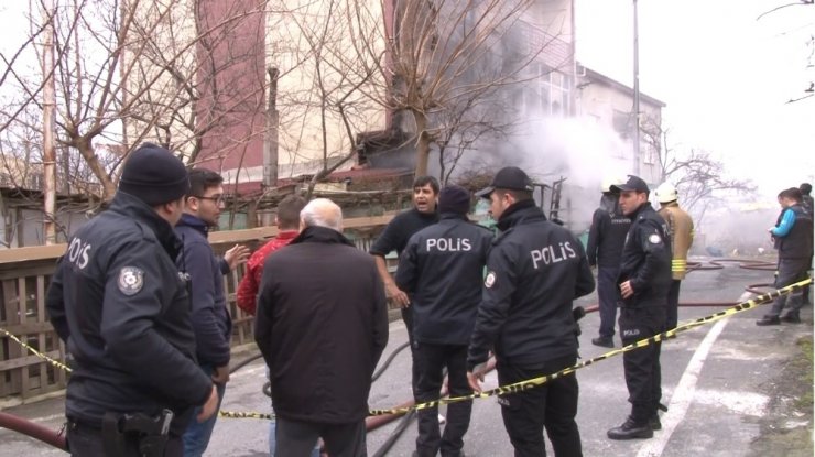 Sultangazi’de yangın paniği, mahsur kalanlar son anda kurtarıldı