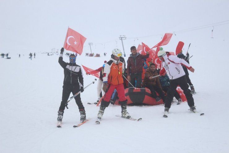 Van’da Türk bayraklı kayak gösterisi