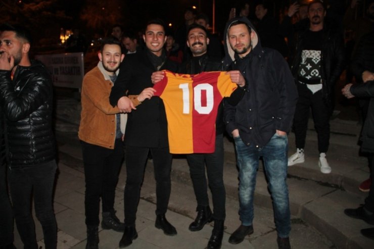 Galatasaray taraftarları galibiyeti doyasıya kutladı