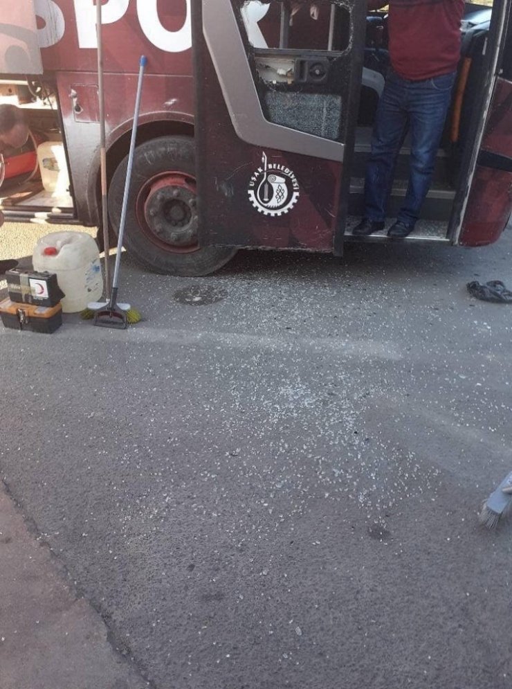 Uşakspor kafilesini taşıyan otobüslere taşlı saldırı
