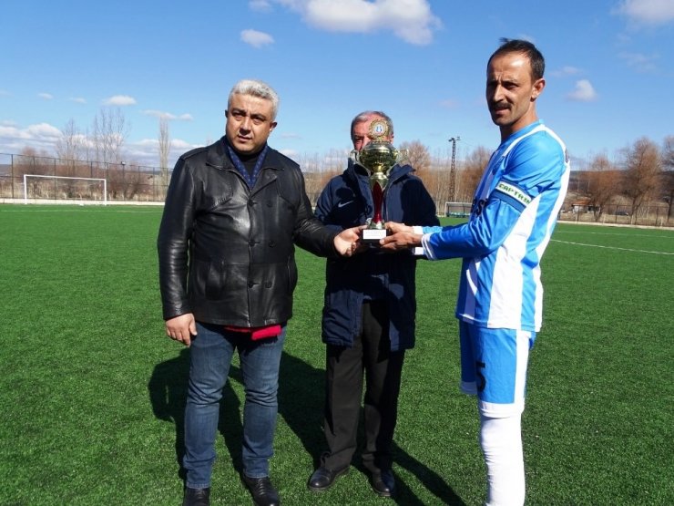 Hisarcık Belediyespor şampiyonluk kupasını aldı