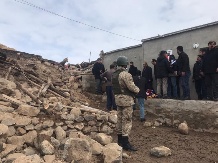 Depremde hasar gören Başkale'deki mahallelerde çalışmalar sürüyor