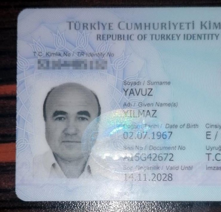 Kalp krizi geçiren sürücünün aracı iş yerine daldı