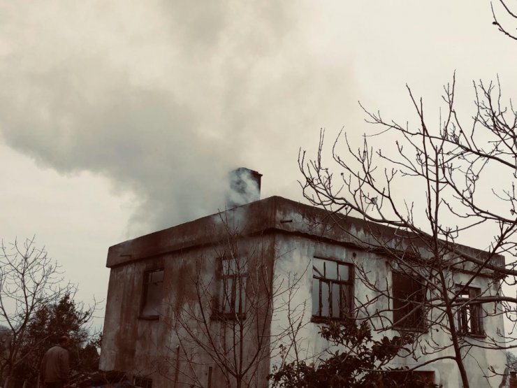 Gerze’de ev yangını