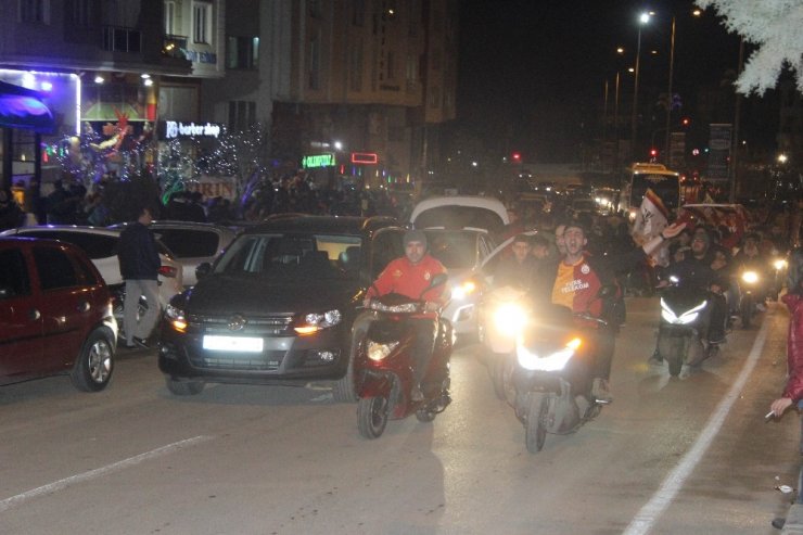 Kilis’te Galatasaraylı taraftarlar sokaklara döküldü