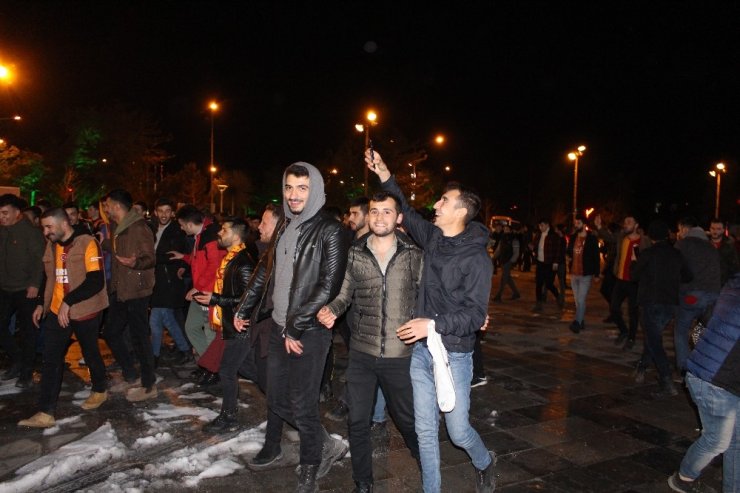 Erzurum’da Galatasaraylı taraftarlar, Kadıköy galibiyetini coşkuyla kutladı