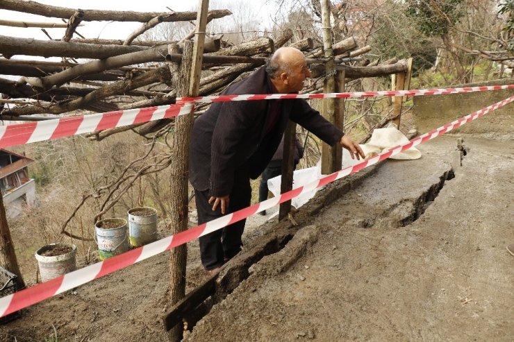 9 kişinin oturduğu üç katlı ev heyelan riski nedeniyle boşaltıldı