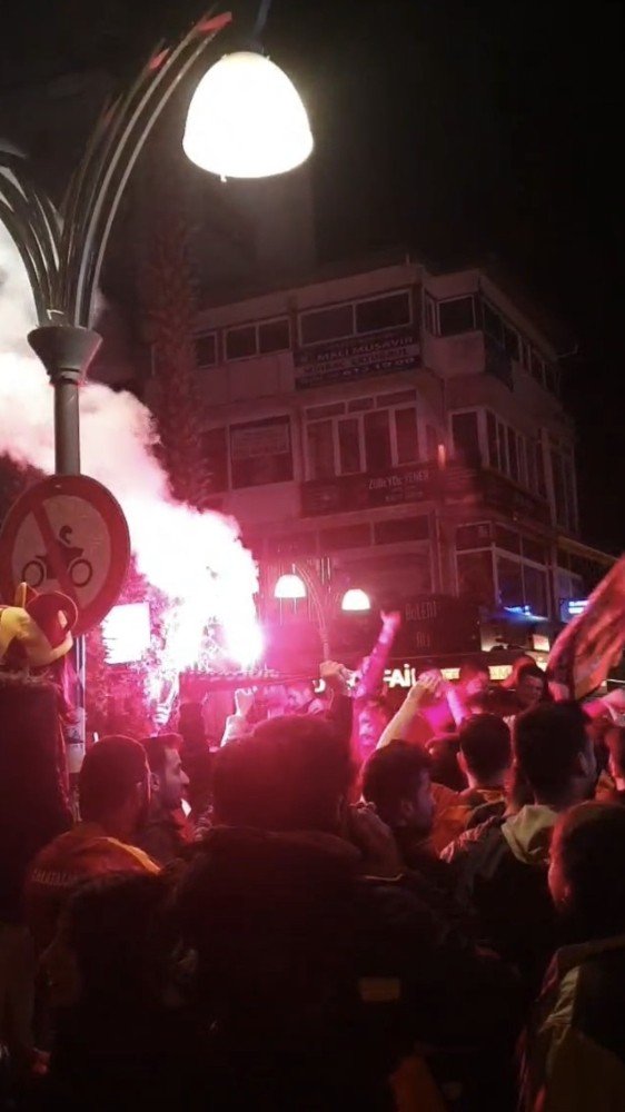 20 sene sonra gelen galibiyet Kuşadası’nda coşkuyla kutlandı