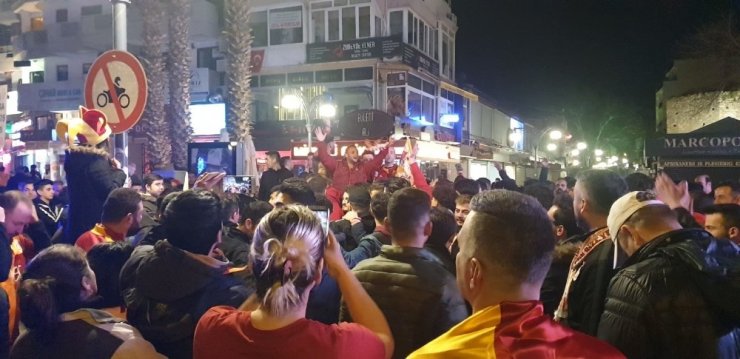 20 sene sonra gelen galibiyet Kuşadası’nda coşkuyla kutlandı
