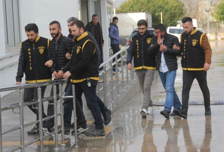 Çiçek alan kadının telefonunu çalan zanlılar tutuklandı