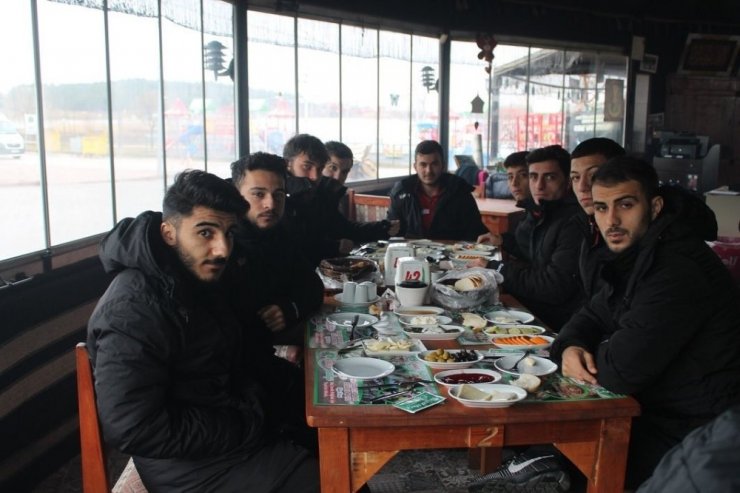Bileciksporlu futbolcular kahvaltıda buluştu